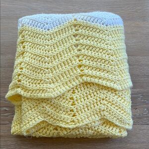💛🐣HANDMADE VINTAGE INSPIRED KNITTED BABY BLANKET YELLOW & WHITE🐣💛